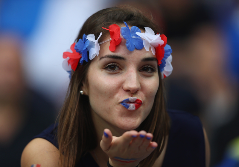 英超2024赛季焦点：C罗短期转会引爆足坛，曼城2-0切尔西领跑积分榜